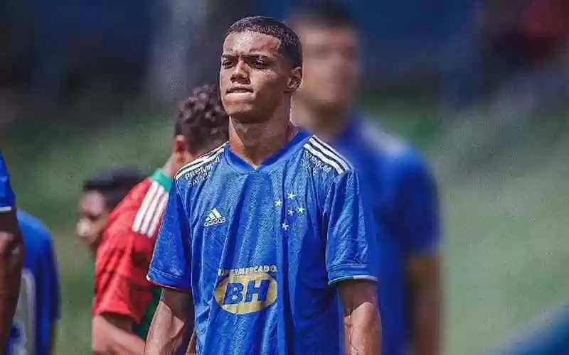Filho de Ronaldinho, João de Assis, ex-Cruzeiro, deve fechar com Barcelona Filho de Ronaldinho, João de Assis, ex-Cruzeiro, deve fechar com Barcelona