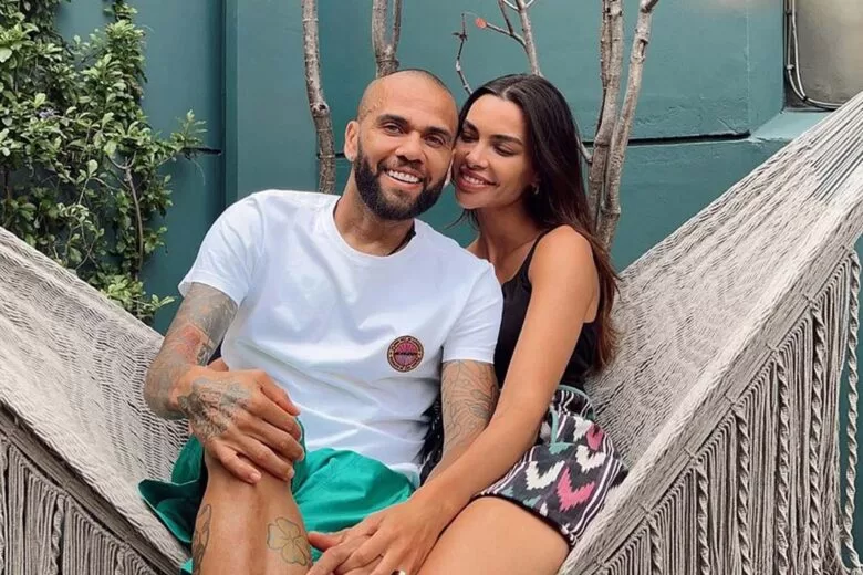 Daniel Alves ligou para esposa da prisão para evitar divórcio, diz TV espanhola Daniel Alves ligou para esposa da prisão para evitar divórcio, diz TV espanhola
