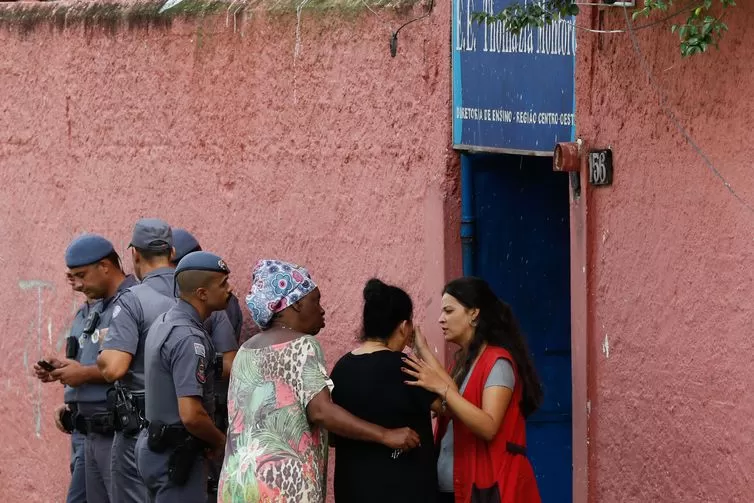 Professora morre e 5 pessoas são feridas em ataque contra escola em SP Professora morre e 5 pessoas são feridas em ataque contra escola em SP
