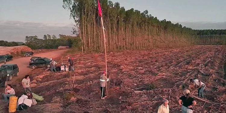 “Abril Vermelho” do Movimento dos Sem Terra deixa fazendeiros em alerta “Abril Vermelho” do Movimento dos Sem Terra deixa fazendeiros em alerta
