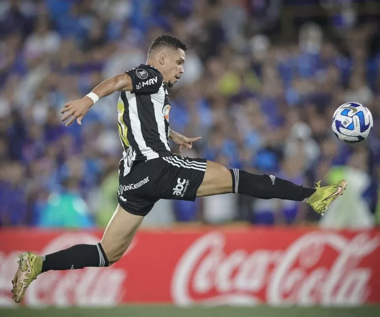No Atlético, Paulinho encontra esquema tático ideal para jogar bem No Atlético, Paulinho encontra esquema tático ideal para jogar bem