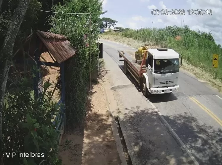 Máquina desprende da carroceria, atinge cabine e fere motorista
