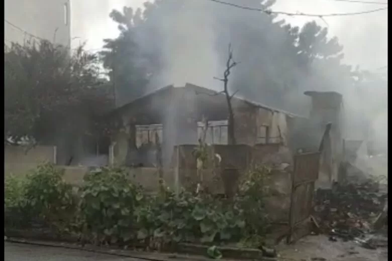 Ipatinga: Bombeiros combatem incêndio em residência Ipatinga: Bombeiros combatem incêndio em residência