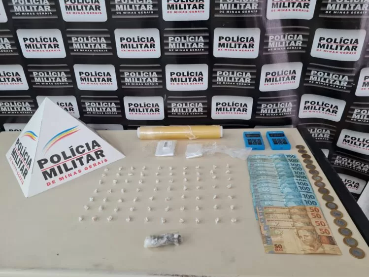 Tático Móvel apreende 70 pedras de crack em Monlevade Tático Móvel apreende 70 pedras de crack em Monlevade