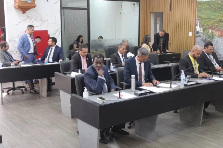 Câmara de Itabira: Tãozinho sobe o tom com Rose Félix; Vetão e Heraldo batem boca Câmara de Itabira: Tãozinho sobe o tom com Rose Félix; Vetão e Heraldo batem boca