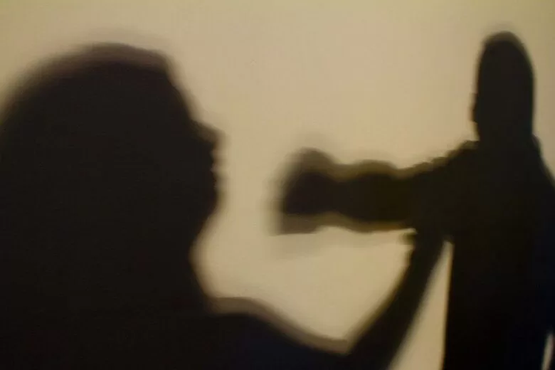 No Brasil, uma mulher é vítima de violência a cada quatro horas No Brasil, uma mulher é vítima de violência a cada quatro horas