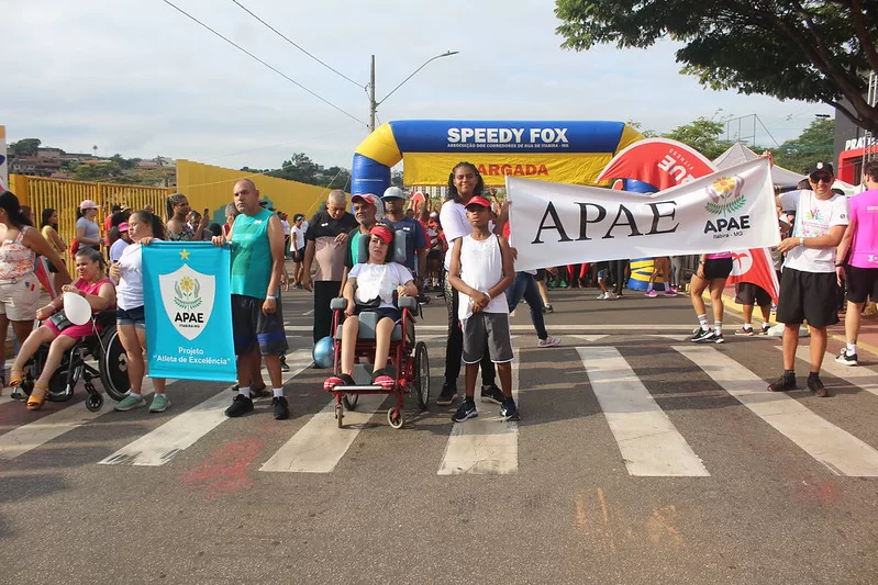 Alunos da Apae participam da Pratique Run - DeFato 30 Anos: "mais aceitação e menos preconceito", defende psicóloga