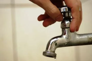 Consumo de água na Grande BH aumenta em 20% durante onda de calor e cidades podem ter desabastecimento