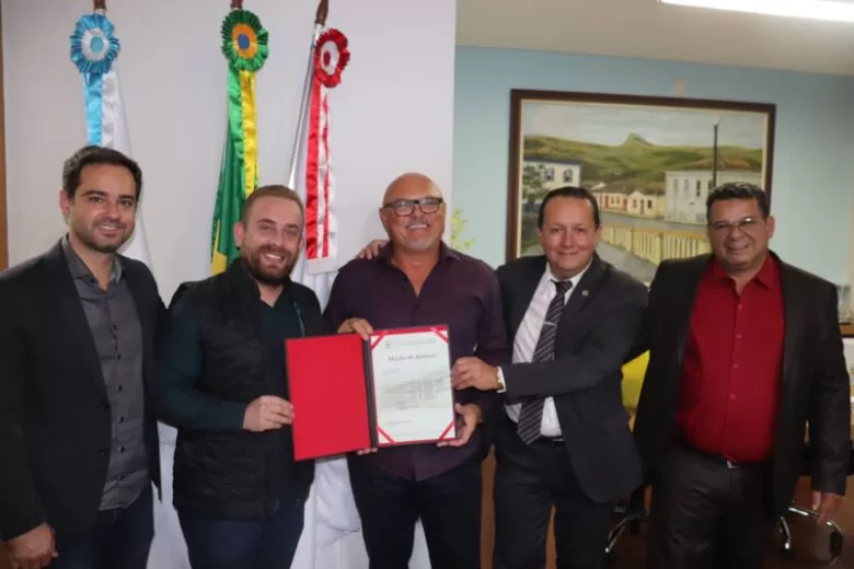 Câmara de Itabira entrega moção de aplauso para o Grupo DeFato Câmara de Itabira entrega moção de aplauso para o Grupo DeFato
