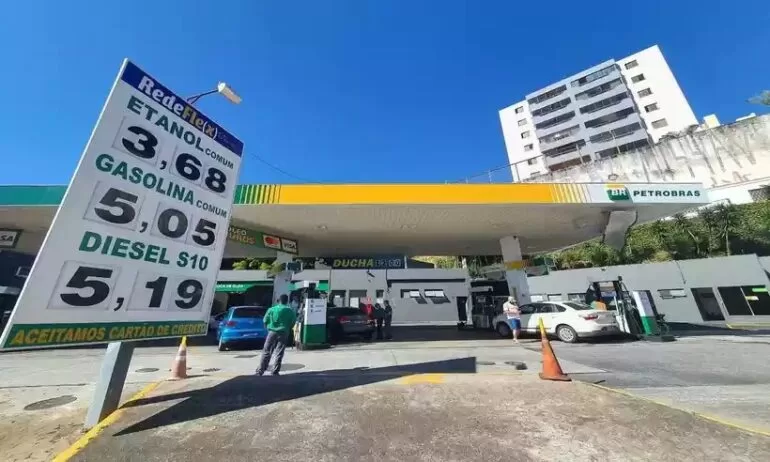 Postos de combustíveis de Belo Horizonte já têm redução no preço da gasolina Postos de combustíveis de Belo Horizonte já têm redução no preço da gasolina