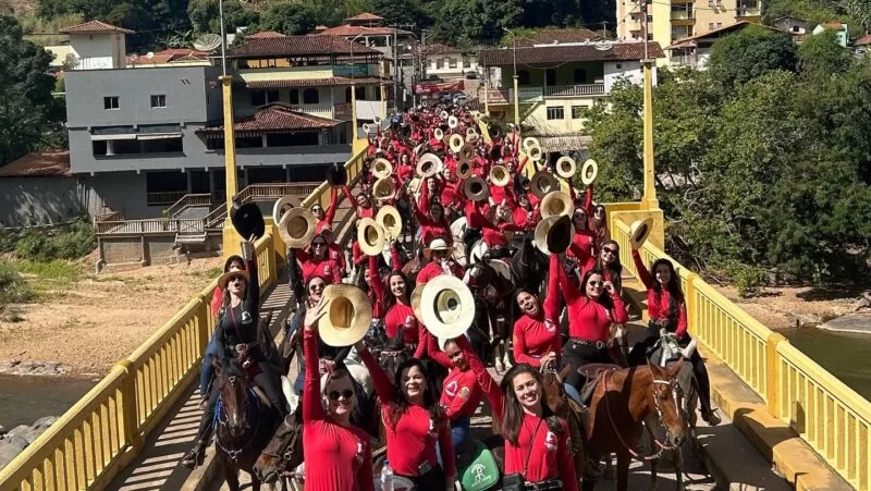 Com homenagens, II Cavalgada do Batom reúne mais de 300 cavaleiras em Ferros Com homenagens, II Cavalgada do Batom reúne mais de 300 cavaleiras em Ferros