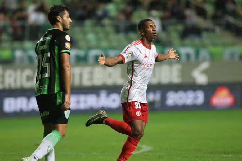 América leva virada em casa, perde para o Internacional e segue no Z4 América leva virada em casa, perde para o Internacional e segue no Z4