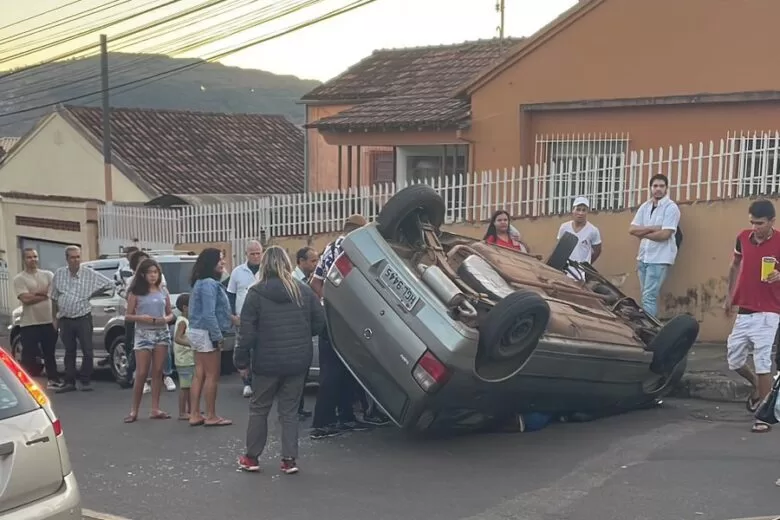 Motorista que capotou carro apresentava suspeita de embriaguez