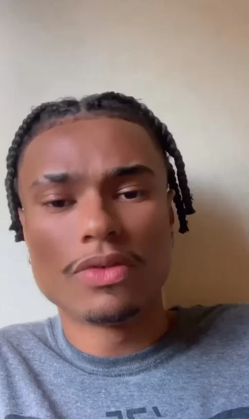 Jovem denuncia restaurante de BH após chegar com tranças no cabelo e ser impedido de trabalhar Jovem denuncia restaurante de BH após chegar com tranças no cabelo e ser impedido de trabalhar