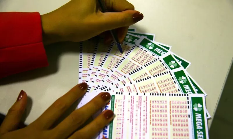 Mega-Sena acumula e volta a premiar apostadores nesta quinta-feira. Prêmio pode pagar R$ 6 milhões