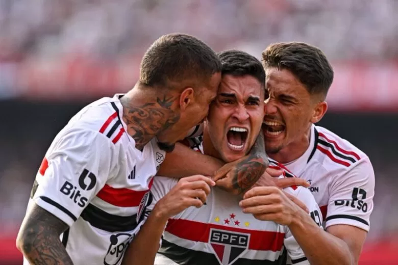 Nestor marca golaço, São Paulo empata com Flamengo e conquista a sua primeira Copa do Brasil Nestor marca golaço, São Paulo empata com Flamengo e conquista a sua primeira Copa do Brasil
