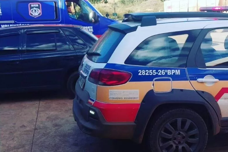 Carro cai dentro da Lagoa Azul, em Catas Altas Carro cai dentro da Lagoa Azul, em Catas Altas