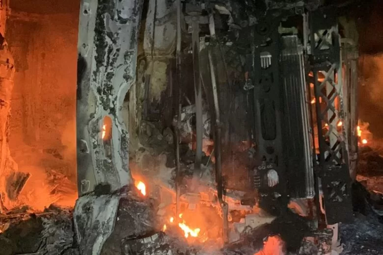 Motorista foge após carreta tombar e pegar fogo na MG-129, em Catas Altas Motorista foge após carreta tombar e pegar fogo na MG-129, em Catas Altas