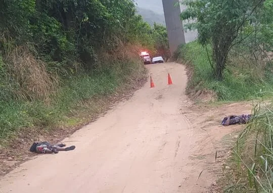Irmãos são executados a tiros na zona rural de Antônio Dias Irmãos são executados a tiros na zona rural de Antônio Dias