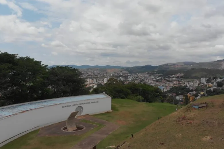 Véspera de Natal pode ter pancadas de chuva; confira a previsão do tempo