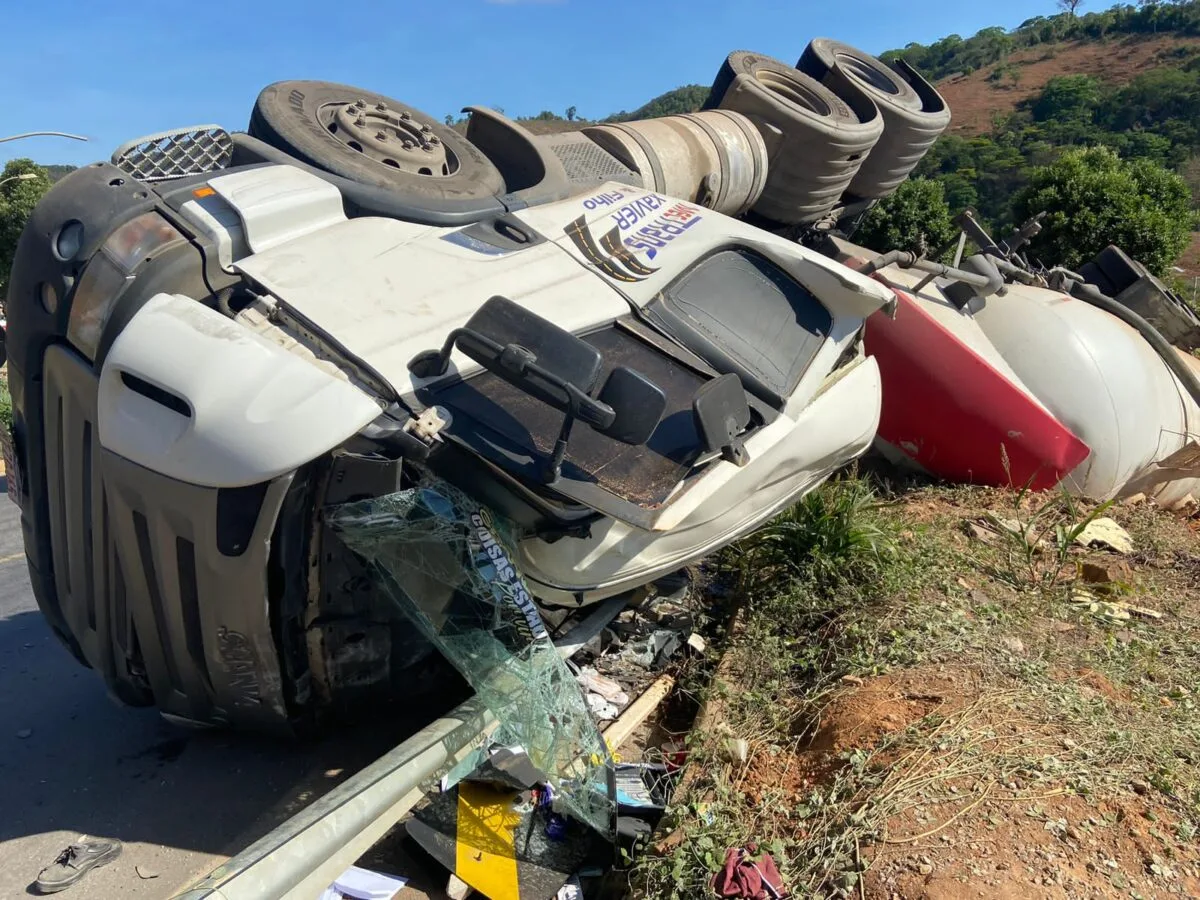 Motorista morre após carreta tombar na BR-262 em Abre Campo