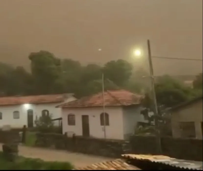 Nuvem de poeira encobre Catas Altas e deixa o céu marrom; confira