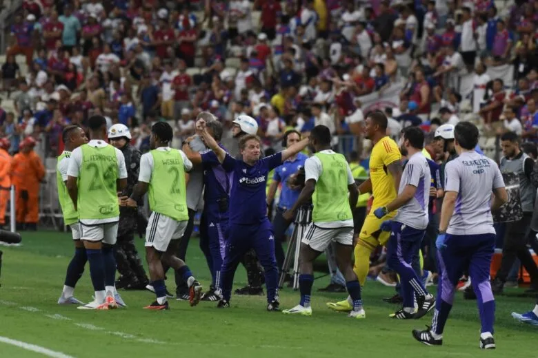 Cruzeiro vence Fortaleza em jogo atrasado no Castelão e sai da zona de rebaixamento Cruzeiro vence Fortaleza em jogo atrasado no Castelão e sai da zona de rebaixamento