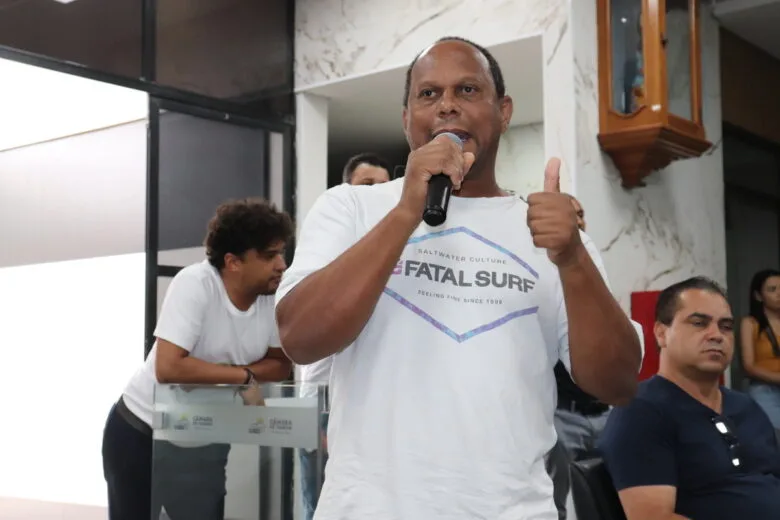 “Cara a cara” com Quintão, Auro Gonzaga rebate secretário sobre plano de cargos e salários “Cara a cara” com Quintão, Auro Gonzaga rebate secretário sobre plano de cargos e salários
