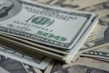 Dólar dispara com temor de tarifas dos EUA e impacto de inflação pressiona juros futuros