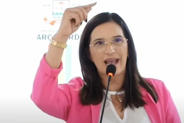 Em sessão plenária, vereadora de Arcoverde diz que mulher foi “castigada por Deus” por ter filho com deficiência Em sessão plenária, vereadora de Arcoverde diz que mulher foi “castigada por Deus” por ter filho com deficiência