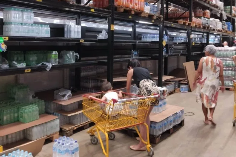 Sem abastecimento de qualidade, itabiranos fazem corrida para comprar água mineral e esvaziam prateleiras de supermercados Sem abastecimento de qualidade, itabiranos fazem corrida para comprar água mineral e esvaziam prateleiras de supermercados