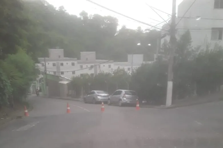 Queda de árvore interdita a rua Afonso de Assis Freitas, no bairro Abóboras Queda de árvore interdita a rua Afonso de Assis Freitas, no bairro Abóboras