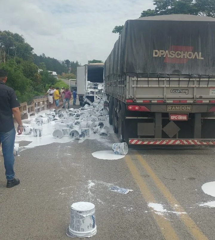 Acidente entre caminhões provoca derramamento de tinta na BR-381