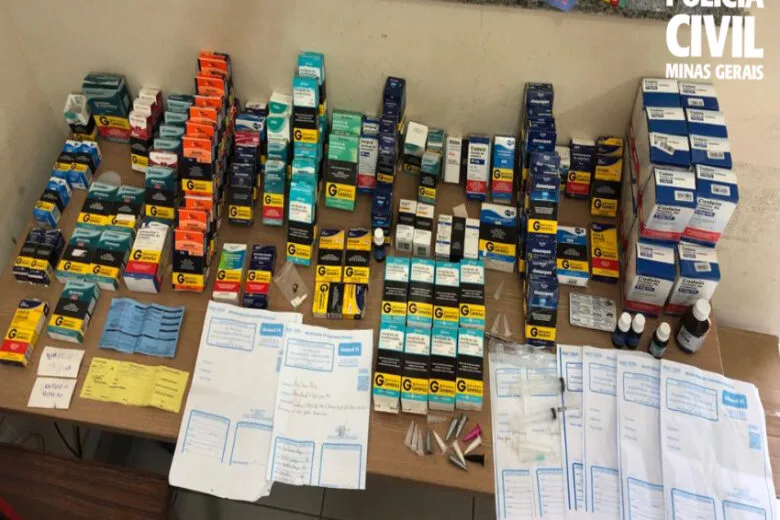 Homem é preso por tráfico de drogas e comercialização de medicamentos controlados em Ouro Preto Homem é preso por tráfico de drogas e comercialização de medicamentos controlados em Ouro Preto