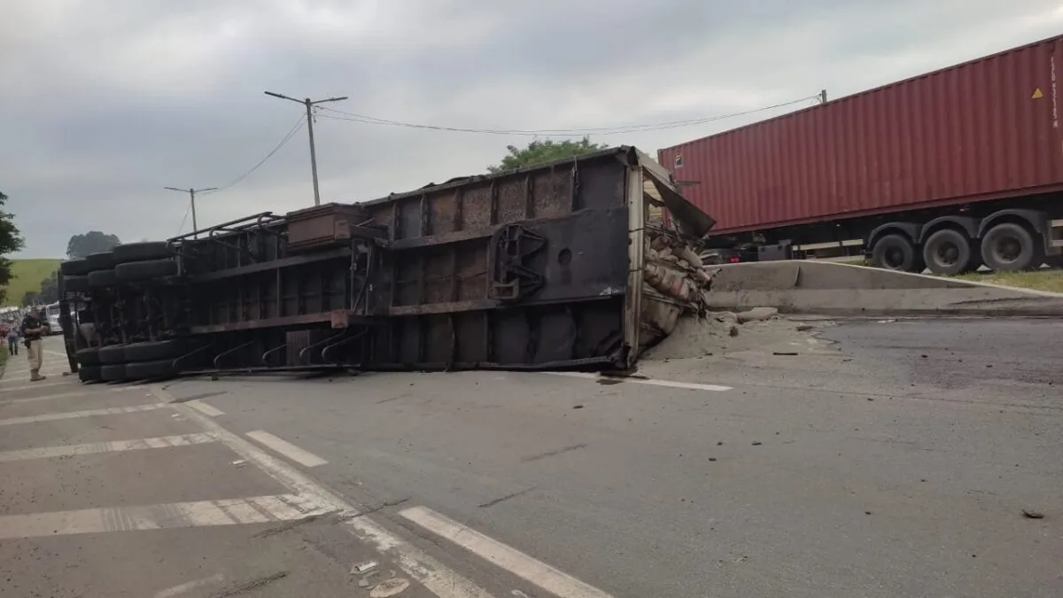 Caminhão tomba e BR-381 já registra 15 quilômetros de congestionamento