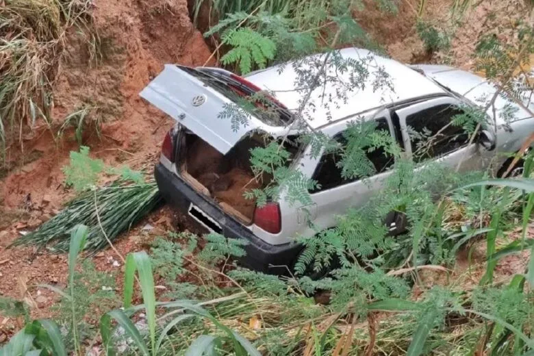 Mulher e duas crianças morrem após carro ser arrastado por enxurrada Mulher e duas crianças morrem após carro ser arrastado por enxurrada