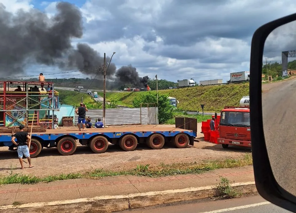 Barão de Cocais: carreta tomba, pega fogo e complica o trânsito na BR-381