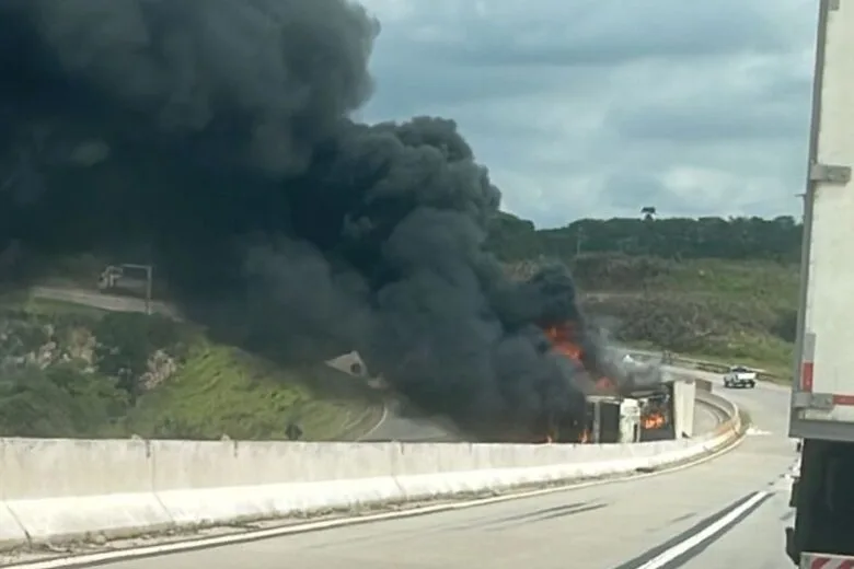 Barão de Cocais: carreta tomba, pega fogo e complica o trânsito na BR-381 Barão de Cocais: carreta tomba, pega fogo e complica o trânsito na BR-381