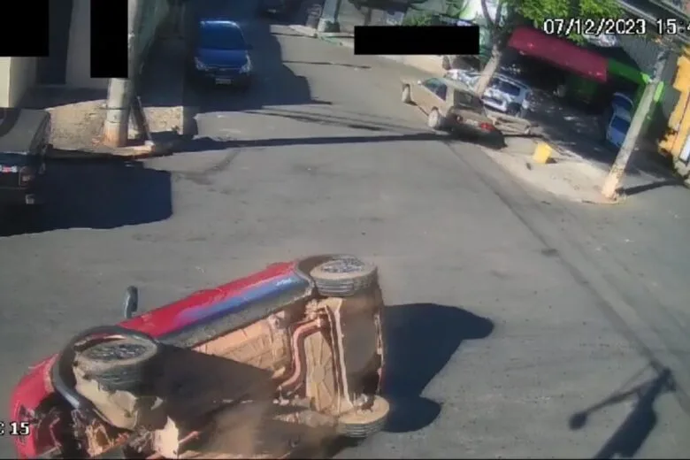 Motorista tem mal súbito, colide contra veículo e tomba carro no bairro Bela Vista; veja o vídeo