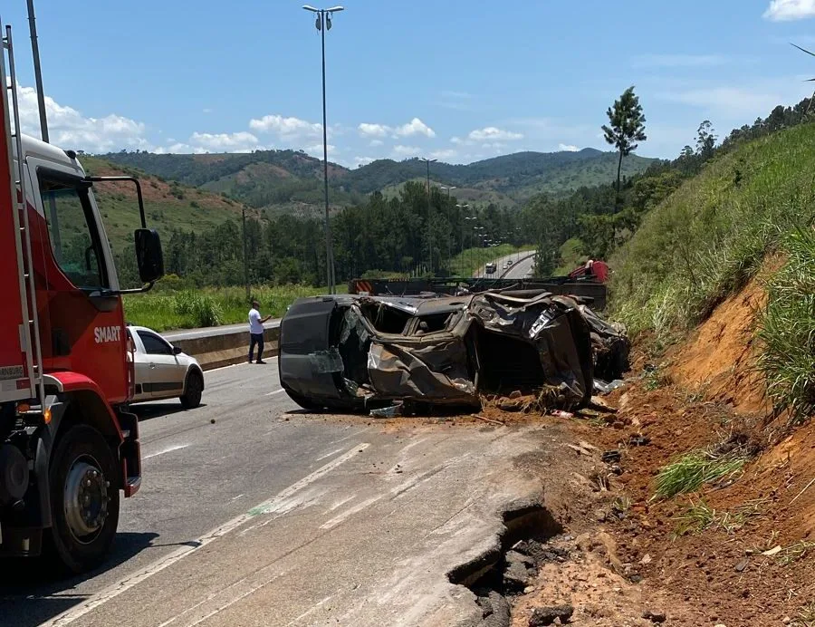 Nova Era: Cegonheira tomba na BR-381 e fecha a pista no sentido Belo Horizonte; uma pessoa morreu no acidente