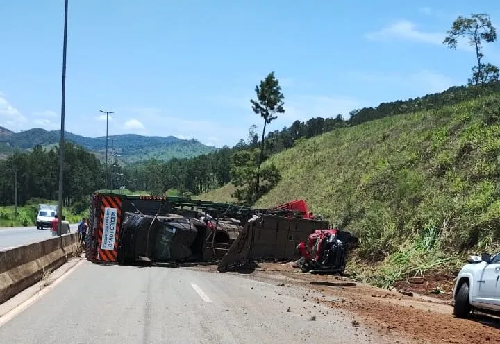 Nova Era: Cegonheira tomba na BR-381 e fecha a pista no sentido Belo Horizonte; uma pessoa morreu no acidente Nova Era: Cegonheira tomba na BR-381 e fecha a pista no sentido Belo Horizonte; uma pessoa morreu no acidente