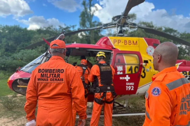 Bombeiros resgatam com vida adolescente que se afogou em Belo Horizonte Bombeiros resgatam com vida adolescente que se afogou em Belo Horizonte
