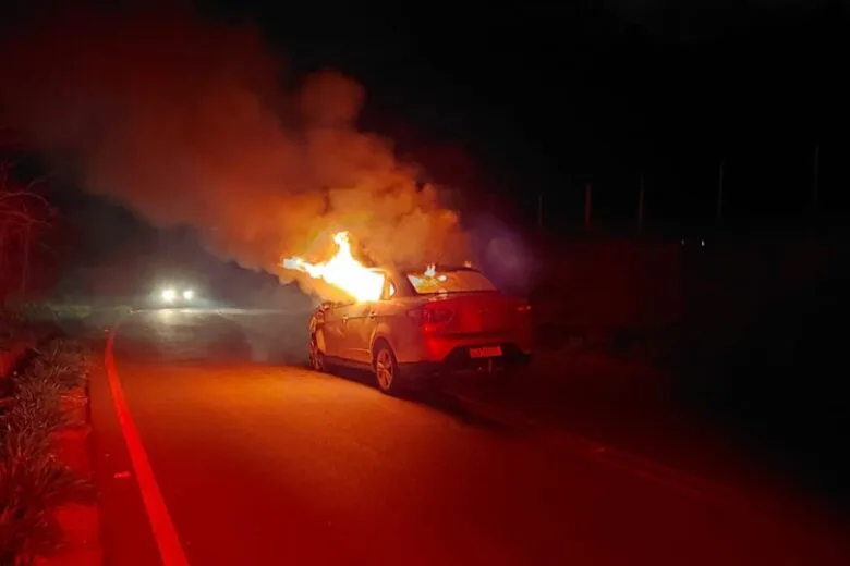 Mulher tem o carro incendiado após acidente fatal em Itabira Mulher tem o carro incendiado após acidente fatal em Itabira