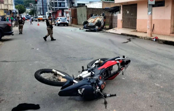 Fabriciano: foragido da Justiça bate moto roubada e capota viatura da PM