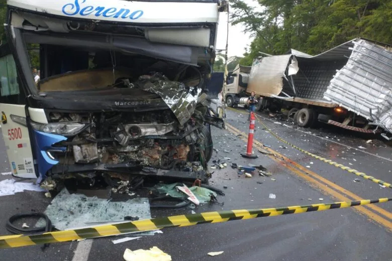 Colisão entre ônibus e carreta causa um óbito em Muriaé Colisão entre ônibus e carreta causa um óbito em Muriaé