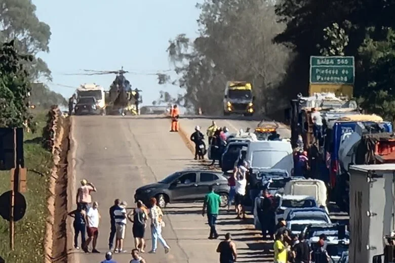Acidente envolvendo carro e caminhão deixa feridos na BR-040, em Nova Lima Acidente envolvendo carro e caminhão deixa feridos na BR-040, em Nova Lima