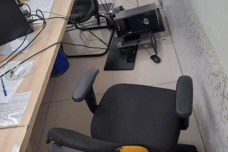 Homem é detido após vandalizar recepção de hospital em Fabriciano Homem é detido após vandalizar recepção de hospital em Fabriciano