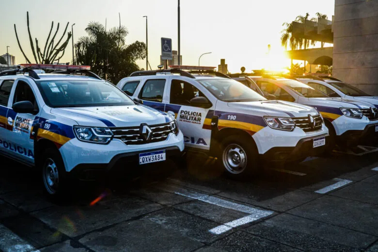 Polícia Militar apreende um menor e prende três homens por tráfico de drogas em Ipatinga