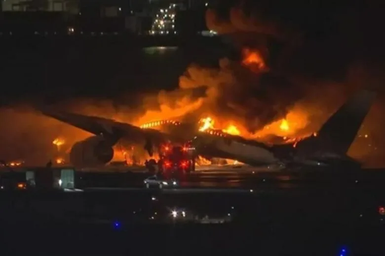 No Japão, avião com mais de 380 a bordo pega fogo em aeroporto após bater em outra aeronave No Japão, avião com mais de 380 a bordo pega fogo em aeroporto após bater em outra aeronave