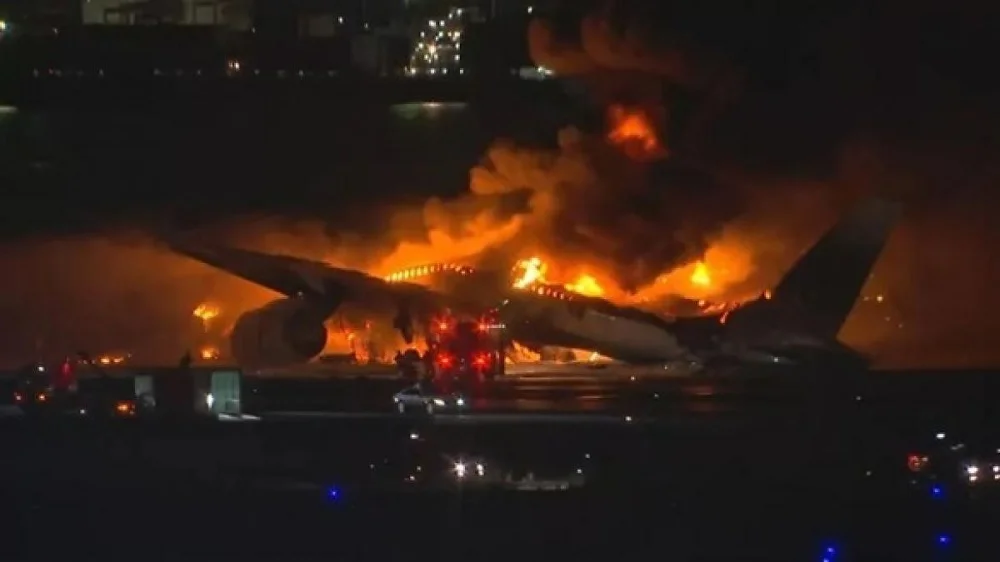 No Japão, avião com mais de 380 a bordo pega fogo em aeroporto após bater em outra aeronave